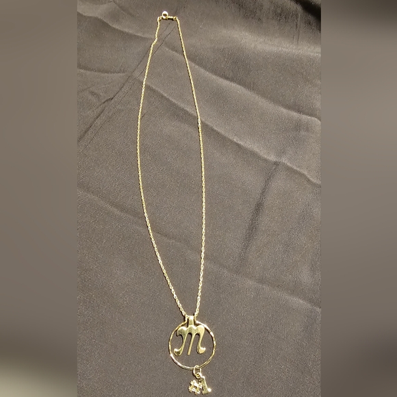 Avon 11.5 Inch Twisted Gold Tone Chain With Initial Gold Tone M - Picture 2 of 5